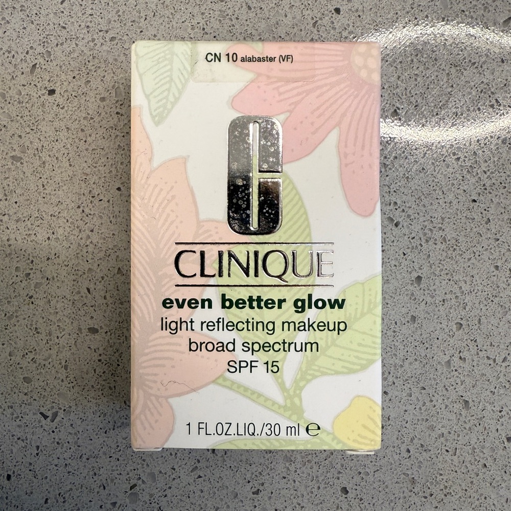 Clinique Even Better Glow Foundation SPF 15 - Alabaster